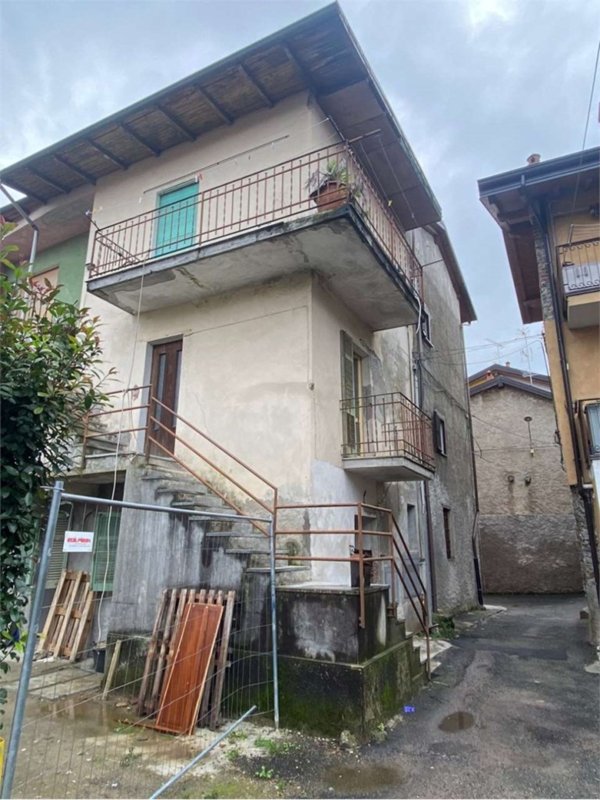 appartamento in vendita ad Arona in zona Dagnente