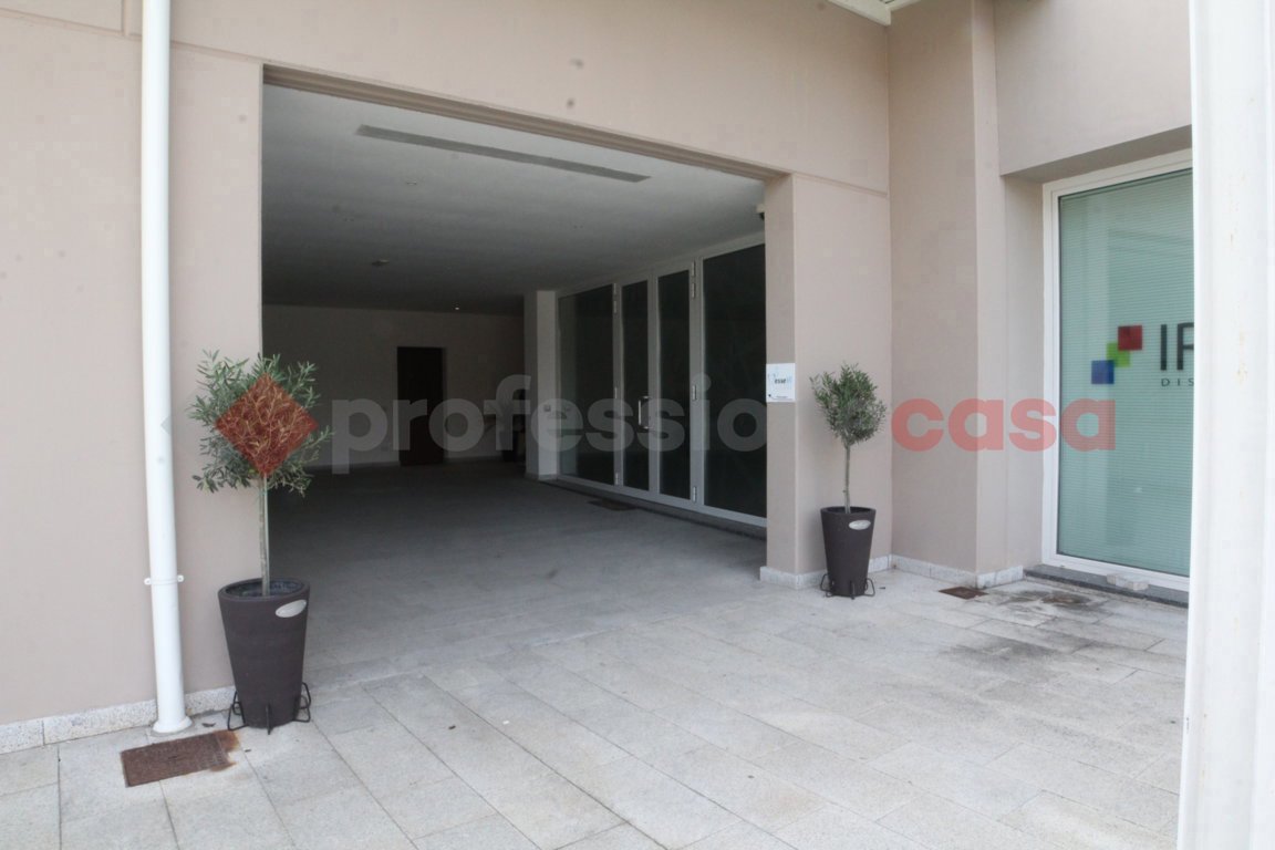 ufficio in vendita ad Arona in zona Mercurago