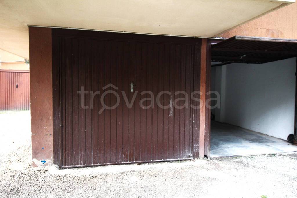 locale di sgombero in vendita ad Arona