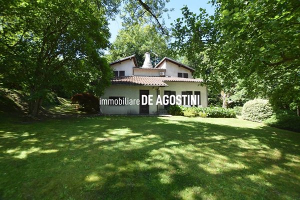 casa indipendente in vendita ad Arona in zona Mercurago