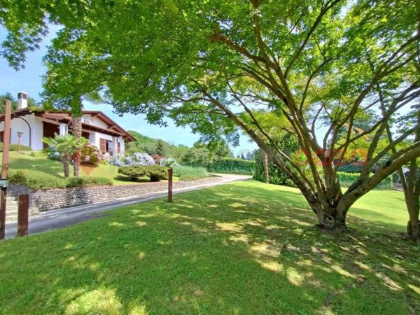casa indipendente in vendita ad Arona in zona Mercurago