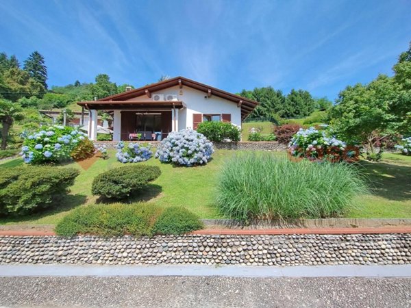 casa indipendente in vendita ad Arona in zona Dagnente