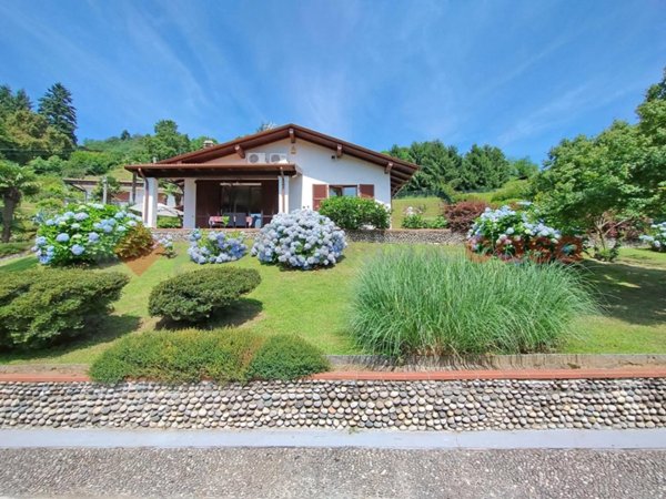 casa indipendente in vendita ad Arona in zona Mercurago