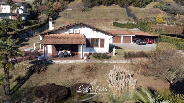 casa indipendente in vendita ad Arona in zona Dagnente