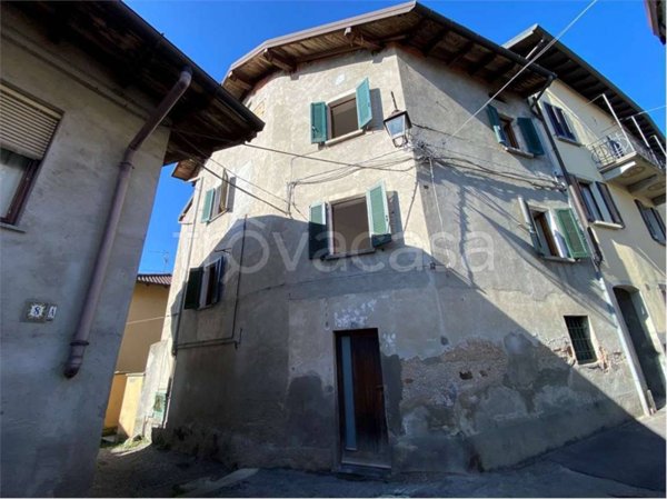 casa indipendente in vendita ad Arona in zona Dagnente