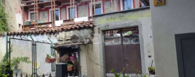 casa indipendente in vendita ad Arona in zona Montrigiasco