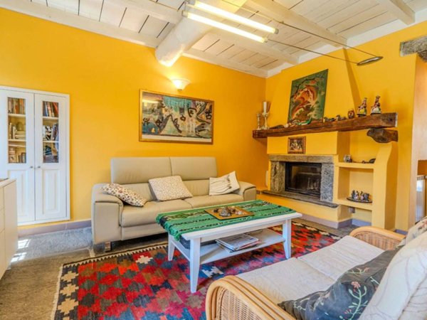 casa indipendente in vendita ad Arona in zona Mercurago