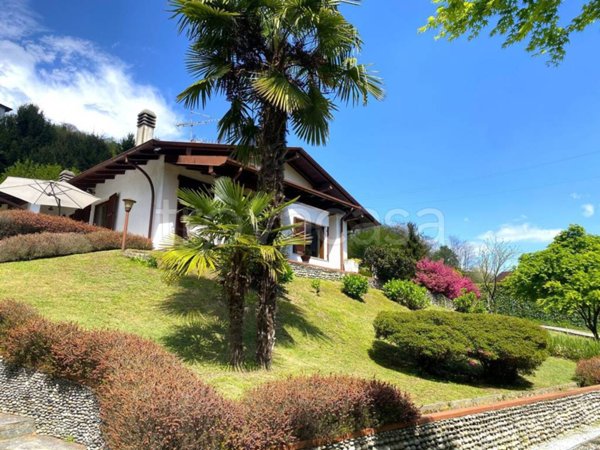 casa indipendente in vendita ad Arona in zona Dagnente