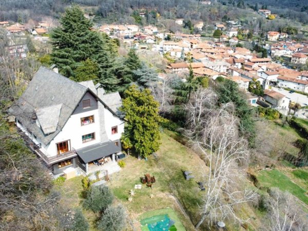 villa in vendita ad Arona in zona Montrigiasco