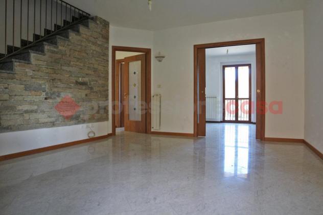 casa indipendente in vendita ad Arona in zona Mercurago