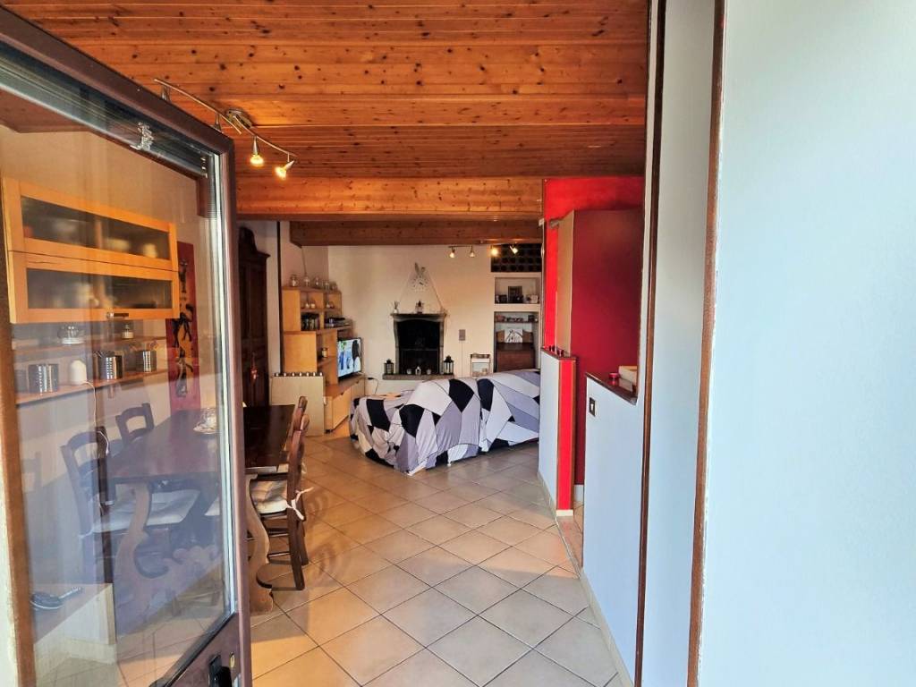 appartamento in vendita ad Arona in zona Dagnente