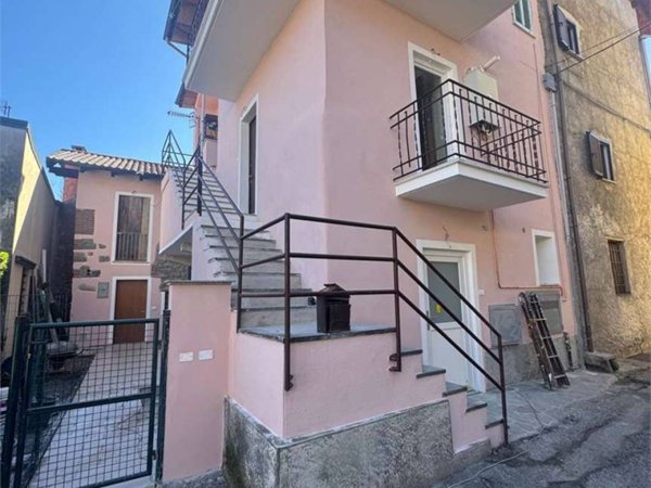 appartamento in vendita ad Arona in zona Mercurago