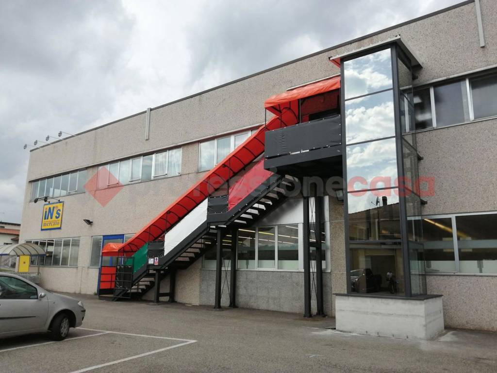 negozio in vendita ad Arona in zona Mercurago