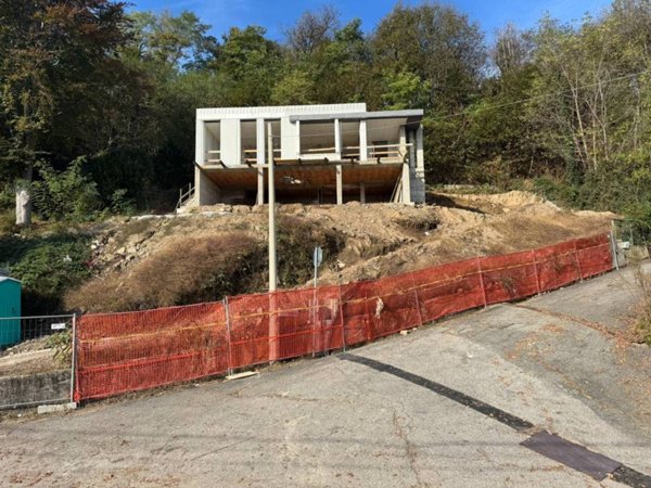casa indipendente in vendita ad Arona in zona Dagnente
