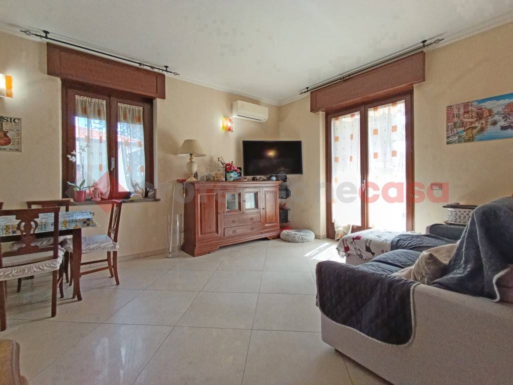 appartamento in vendita ad Arona in zona Mercurago