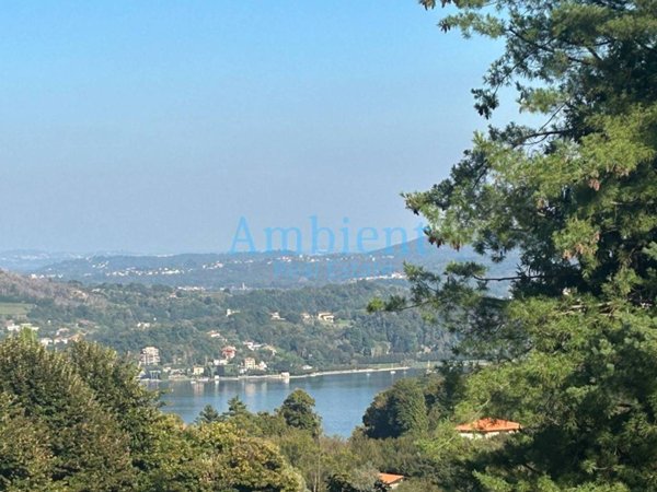villa in vendita ad Arona in zona Dagnente