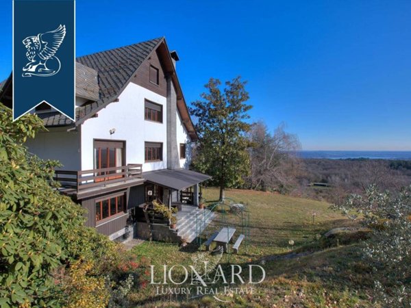 villa in vendita ad Arona in zona Montrigiasco