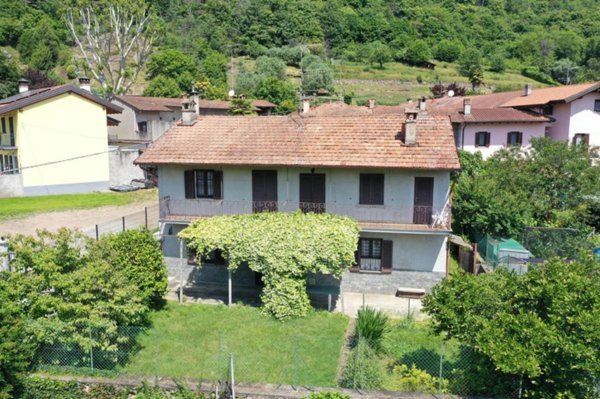 casa indipendente in vendita ad Arona in zona Campagna