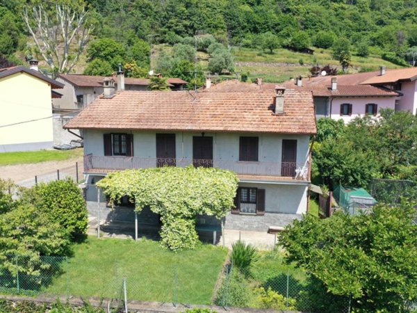 casa indipendente in vendita ad Arona in zona Campagna