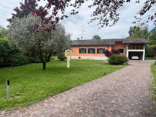 casa indipendente in vendita ad Arona in zona Montrigiasco