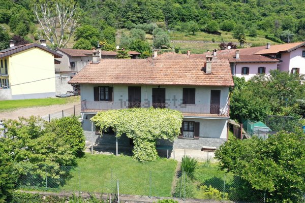appartamento in vendita ad Arona in zona Campagna