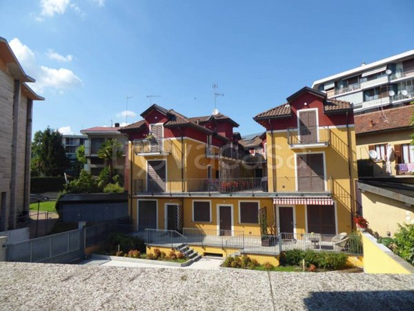 casa indipendente in vendita ad Arona in zona Dagnente