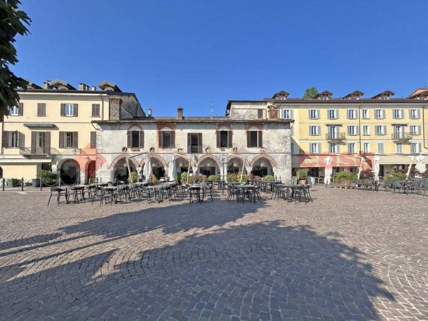 negozio in vendita ad Arona in zona Mercurago