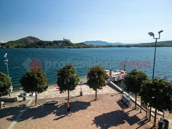 negozio in vendita ad Arona in zona Mercurago