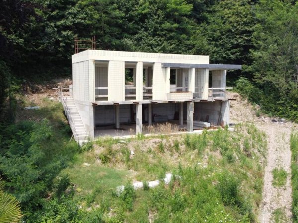 casa indipendente in vendita ad Arona in zona Dagnente