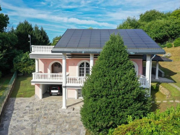 casa indipendente in vendita ad Arona in zona Dagnente