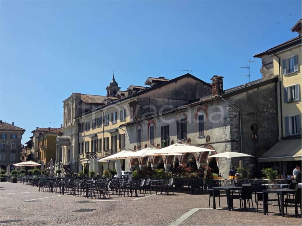 negozio in vendita ad Arona