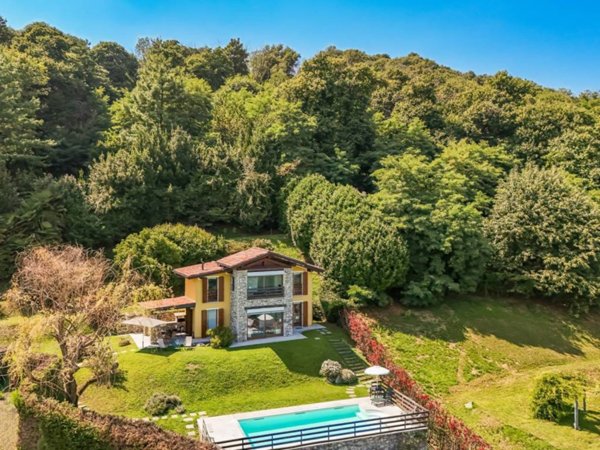 casa indipendente in vendita ad Arona in zona Mercurago