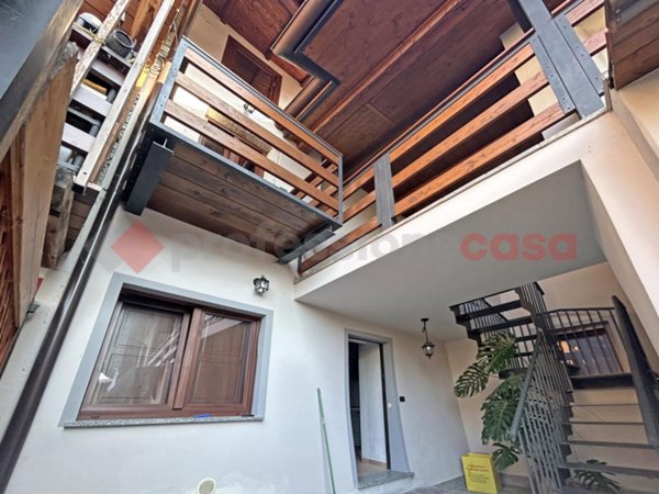 casa indipendente in vendita ad Arona in zona Mercurago