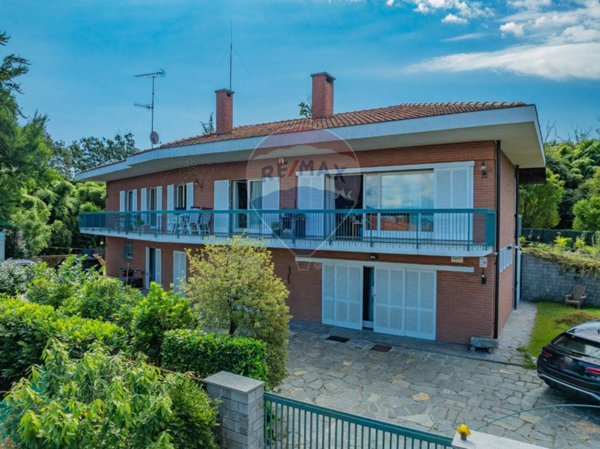 casa indipendente in vendita ad Arona in zona Mercurago