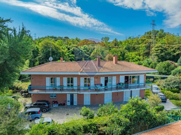 casa indipendente in vendita ad Arona in zona Mercurago