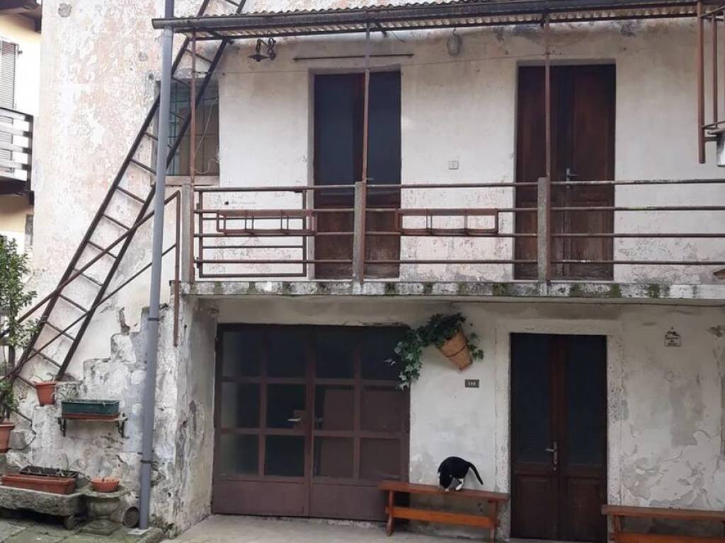 casa indipendente in vendita ad Arona in zona Montrigiasco
