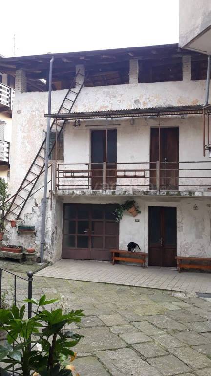 casa indipendente in vendita ad Arona in zona Montrigiasco