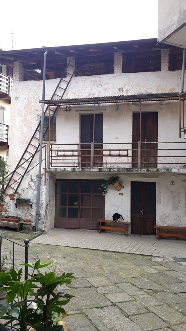casa indipendente in vendita ad Arona in zona Montrigiasco
