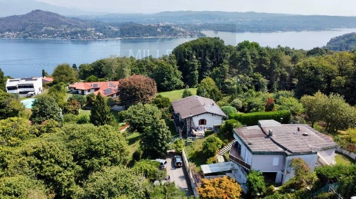 casa indipendente in vendita ad Arona in zona Dagnente