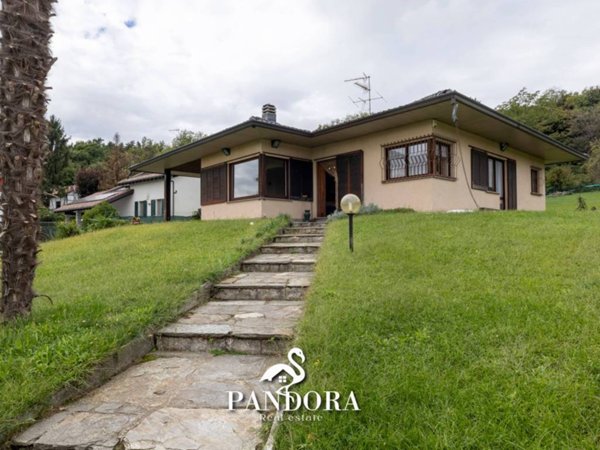 casa indipendente in vendita ad Arona in zona Montrigiasco