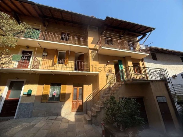 casa indipendente in vendita ad Arona in zona Dagnente