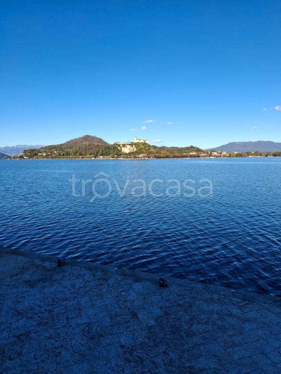 negozio in vendita ad Arona