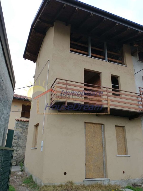 appartamento in vendita ad Arona in zona Montrigiasco