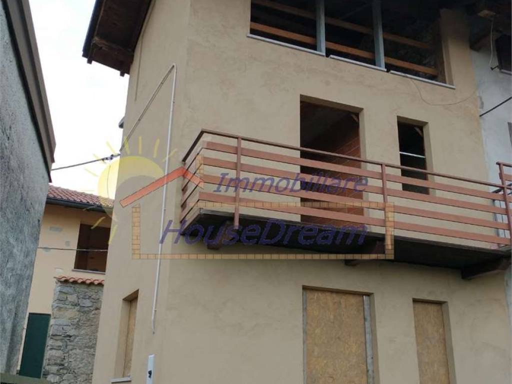 appartamento in vendita ad Arona in zona Montrigiasco