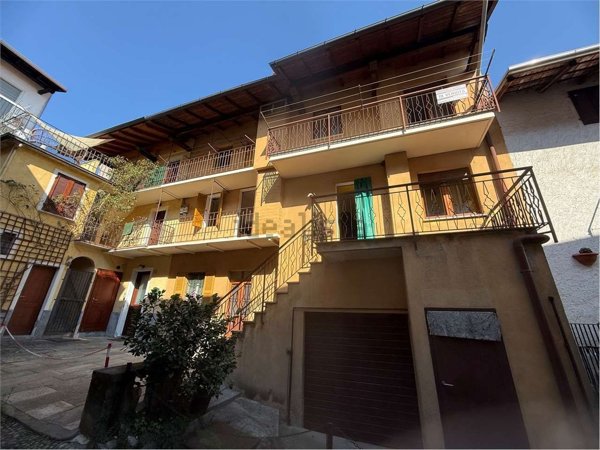 casa indipendente in vendita ad Arona in zona Dagnente