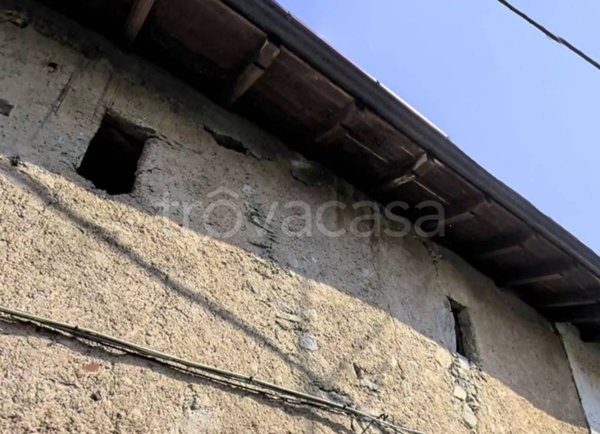 casa indipendente in vendita ad Arona in zona Montrigiasco