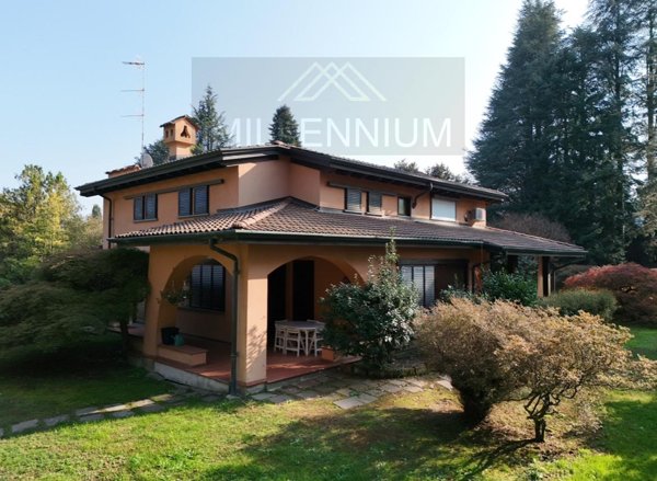 casa indipendente in vendita ad Arona