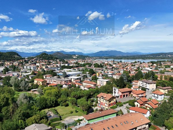 casa indipendente in vendita ad Arona in zona Mercurago