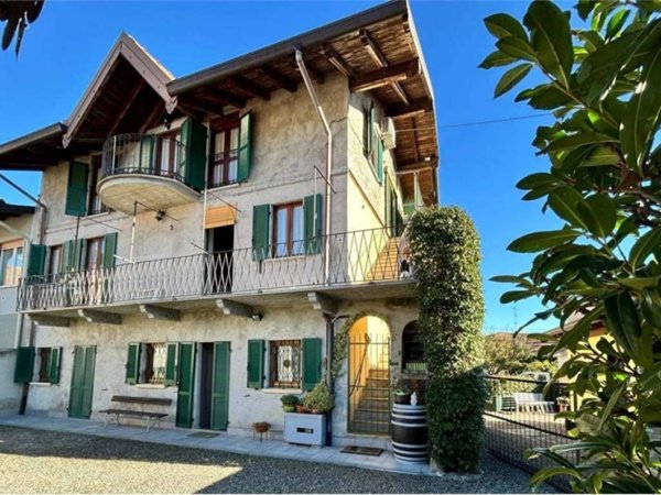 casa indipendente in vendita ad Arona in zona Mercurago