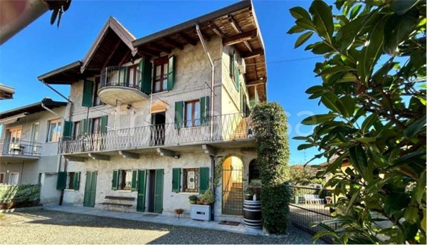 casa indipendente in vendita ad Arona in zona Mercurago